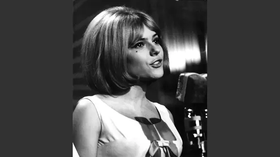 France Gall bei einem Auftritt 1965 in Frankreich. Sie belegte im selben Jahr für Luxemburg beim Grand Prix den 1. Platz