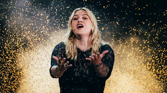 Louane auf der Bühne für Frankreich in der St. Jakobshalle