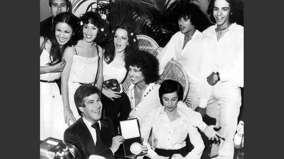 Die israelische Musikgruppe Alpha Beta mit ihrem Sänger Izhar Cohen (M) hat am 22.04.1978 in Paris mit ihrem Lied "A-Ba-Ni-Bi" den Grand Prix d' Eurovision de la Chanson gewonnen. Vorne links der Texter Ehud Manor, rechts die Komponistin und Dirigentin Nurit Hirsch.