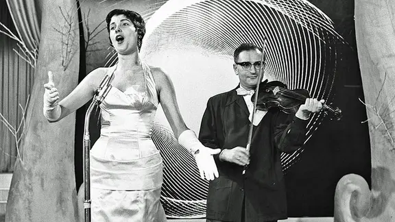 Corry Brokken und ihr Geiger Sam Nijven beim Grand Prix d'Eurovision 1957 in Frankfurt am Main.