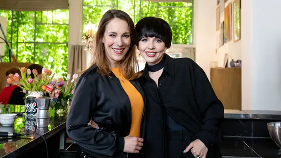 Moderatorin Alina Stiegler mit Sängerin Monika Liu aus Litauen.