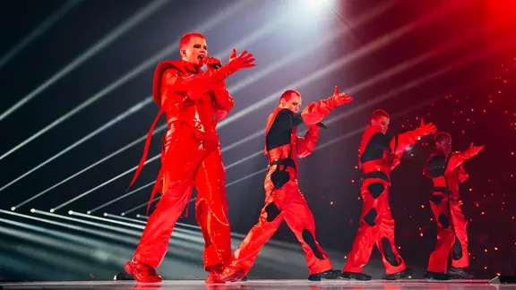 Red Sebastian auf der Bühne für Belgien in Basel