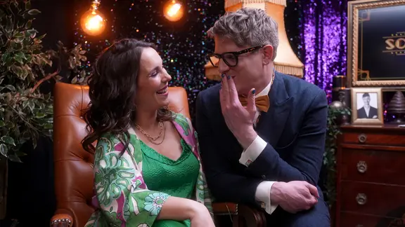 Stefan Spiegel und Alina Stiegler im Studio des ESC-Songcheck 2023.