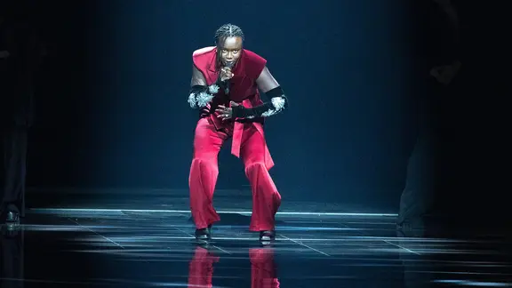 Der Sänger Tusse auf der ESC-Bühne in Rotterdam beim ersten Halbfinale.