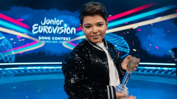 Lissandro aus Frankreich mit dem Pokal des Junior ESC 2022 in Jerewan.