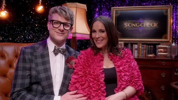 Stefan Spiegel und Alina Stiegler im Studio des ESC-Songcheck 2023.