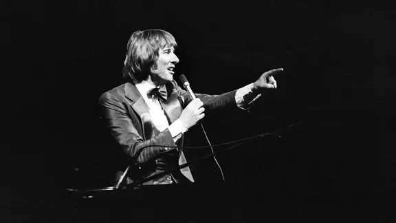 Der österreichische Sänger und Komponist Udo Jürgens bei einem Konzert in der Wiener Stadthalle. Aufnahme von 1973.