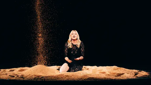 Louane auf der Bühne für Frankreich in Basel