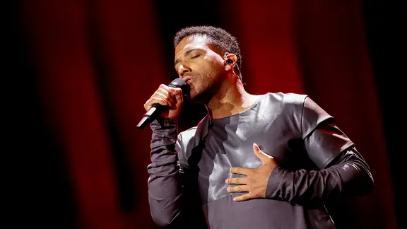 Cesár Sampson auf der Bühne in Lissabon.