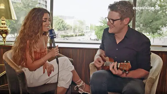 ESC 2018: Eleni Foureira, die für Zypern antritt, singt "Fuego" begleitet von Moderator Stefan Spiegel.