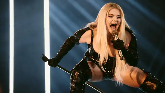 Erika Vikman auf der Bühne für Finnland in der St. Jakobshalle