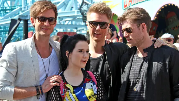 Die Künstler von Lighthouse X in Dänemark im Tivoli-Park Stockholm mit der ESC-Sängerin Jamie-Lee