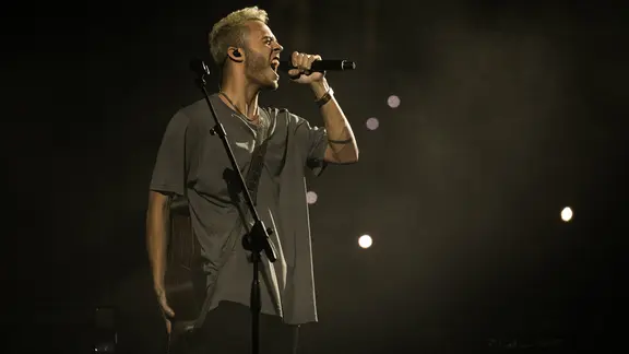 Der Sänger Malik Harris auf der ESC-Bühne in Turin.