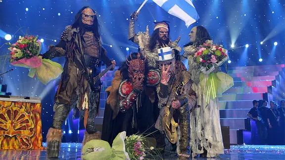 Lordi aus Finnland feiern ihren Sieg