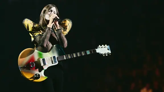 Lucio Corsi auf der Bühne für Italien in Basel