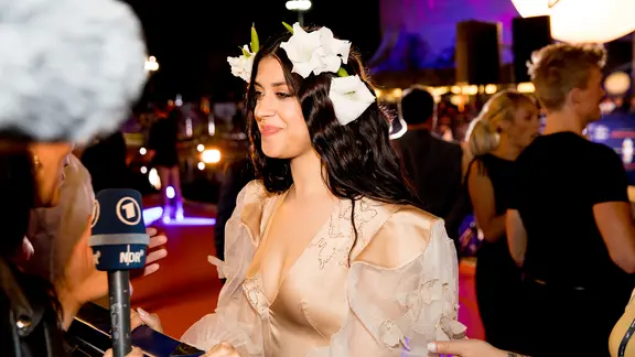 Katerine Duska aus Griechenland auf dem roten Teppich in Tel Aviv.