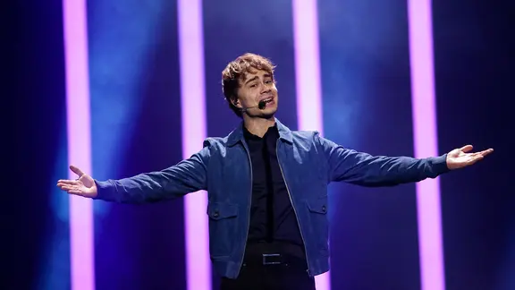 Alexander Rybak mit "That’s How You Write A Song" auf der Bühne in Lissabon.