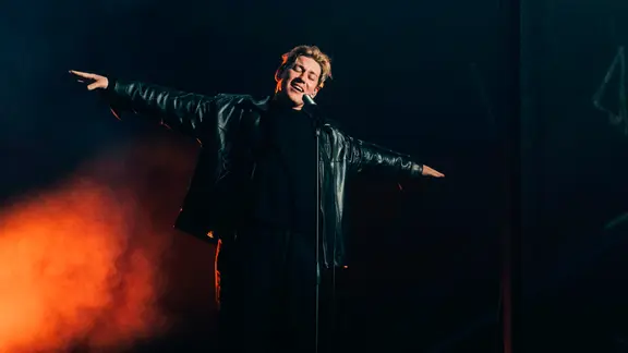 Der Sänger Marius Bear auf der ESC-Bühne in Turin.