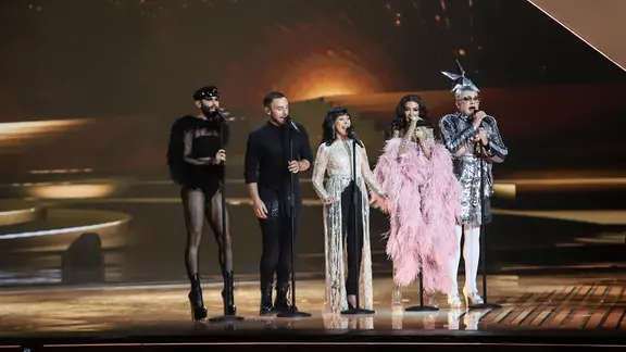 Conchita Wurst, Måns Zelmerlöw, Gali Atari, Eleni Foureira und Verka Serduchka singen gemeinsam auf der ESC-Bühne beim Finale