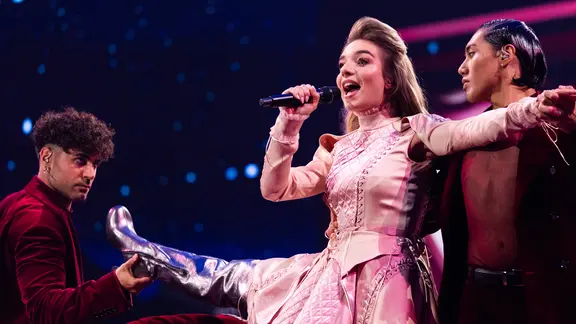 Laura Thorn auf der Bühne für Luxemburg in Basel.