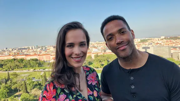 Alina Stiegler mit Österreichs ESC-Kandidaten Cesár Sampson.