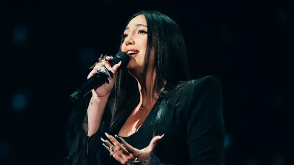 Yuval Raphael auf der Bühne für Israel in Basel