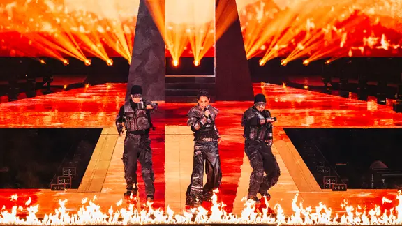 Kyle Alessandro auf der Bühne für Norwegen in Basel.